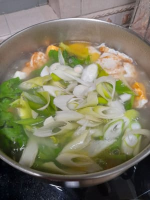 Kemudian masukan gagang seledri dan bawang prei,rebus kembali selama ±10 menit dengan api kecil,lalu tutup tambahkan 1/2 sendok teh garam dan 1/2 sendok teh merica bubuk,tes rasa