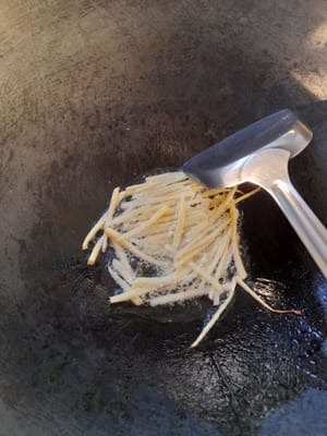 Goreng jahe sampai harum ,kemudian masukan labu putih dan udang kering ,tumis sampai harum.
