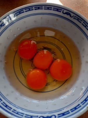 Pecahkan 4 butir telur lalu goreng ,hingga matang
