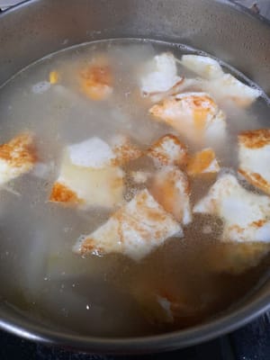 Kemudian masukan  labu putih dan udang kering yang sudah di tumis kedalam air mendidih (,±3 liter air) lalu tutup,tunggu sampai mendidih lagi kemudian,masukan telur ,masukan daging babi .rebus hingga mendidih  ±15 menit ,dengan api sedang cenderung kecil ,lalu tutup