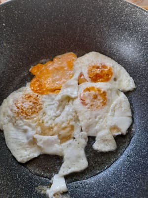 Romper 4 huevos y freírlos hasta que estén cocidos.
