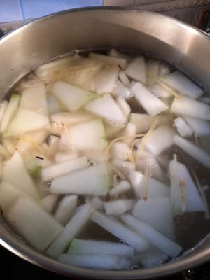 Kemudian masukan  labu putih dan udang kering yang sudah di tumis kedalam air mendidih (,±3 liter air) lalu tutup,tunggu sampai mendidih lagi kemudian,masukan telur ,masukan daging babi .rebus hingga mendidih  ±15 menit ,dengan api sedang cenderung kecil ,lalu tutup