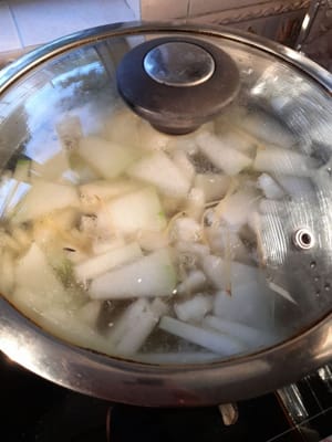 Kemudian masukan  labu putih dan udang kering yang sudah di tumis kedalam air mendidih (,±3 liter air) lalu tutup,tunggu sampai mendidih lagi kemudian,masukan telur ,masukan daging babi .rebus hingga mendidih  ±15 menit ,dengan api sedang cenderung kecil ,lalu tutup