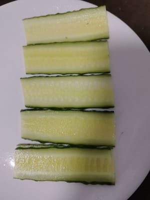 Tagliare a fettine sottili il cetriolo e il prosciutto.