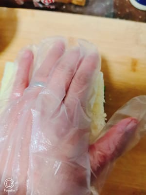 adagiare il toast sopra e premerlo con la mano.