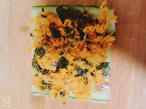 Spalmare le alghe e il filo di maiale sulla superficie, quindi coprire con il pane tostato.