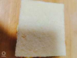 Aggiungere un uovo fritto, pane tostato e prosciutto.