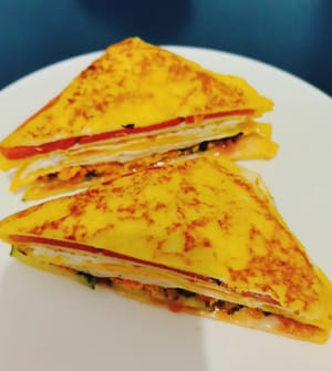 Tagliare a triangoli e disporre su un piatto.