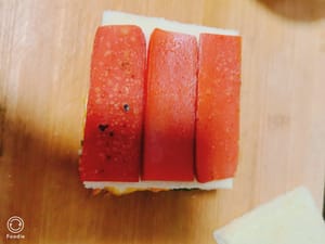 Aggiungere un uovo fritto, pane tostato e prosciutto.