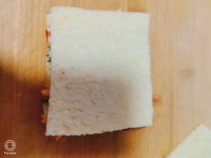 Spalmare le alghe e il filo di maiale sulla superficie, quindi coprire con il pane tostato.