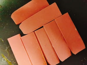 Tagliare a fettine sottili il cetriolo e il prosciutto.