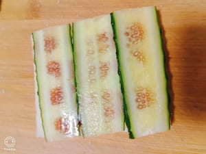 Togliete la crosta dal pane tostato, aggiungete un po' di ketchup e condimento per l'insalata e guarnite con fette di cetriolo.