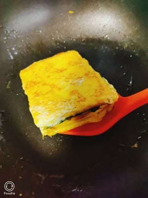 Spennellare tutti e sei i lati con l'uovo sbattuto, mettere in una padella unta d'olio, friggere prima per far rassodare i quattro lati, poi friggere finché tutti e sei i lati non saranno dorati.