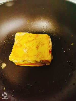 Spennellare tutti e sei i lati con l'uovo sbattuto, mettere in una padella unta d'olio, friggere prima per far rassodare i quattro lati, poi friggere finché tutti e sei i lati non saranno dorati.