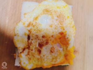 Aggiungere un uovo fritto, pane tostato e prosciutto.