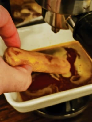 레이디핑거를 커피에 1초도 안 되는 아주 짧은 시간 동안 담그세요.