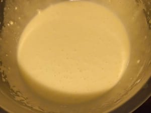 재료가 잘 섞이고 균일한 질감이 될 때까지 휘젓습니다.