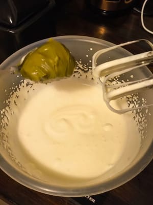 적당한 농도가 되면 피스타치오 크림을 넣으세요.