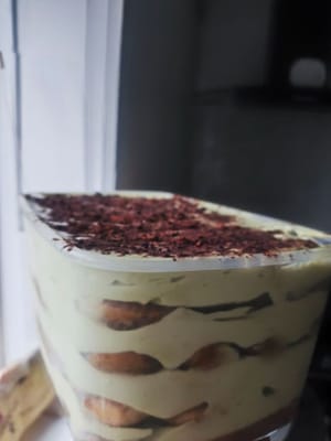 완성된 크림은 최소 6시간 동안 냉장고에 넣어 굳히세요. 하룻밤 동안 냉장고에 넣어두는 것을 권장합니다.