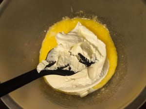 달걀과 설탕 혼합물에 마스카르포네 치즈를 넣으세요.