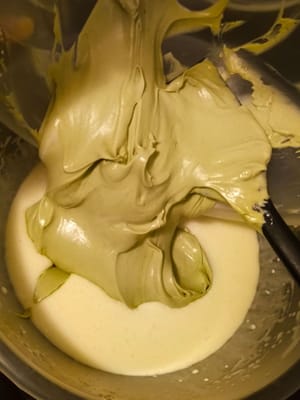 두 그릇의 내용물을 함께 섞으세요.