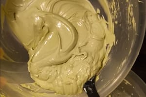 더블크림과 피스타치오크림을 균일한 질감이 될 때까지 섞어주세요.