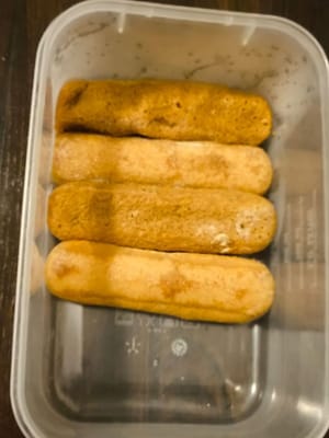 꺼내자마자 티라미수를 담을 접시에 올려놓으세요.