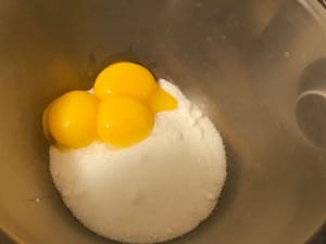 그릇에 설탕과 달걀 노른자를 넣고 섞어주세요.