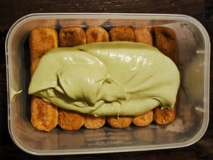 한 줄을 다 만든 후, 레이디핑거 윗부분이 모두 덮일 정도로 크림을 충분히 얹어주세요.