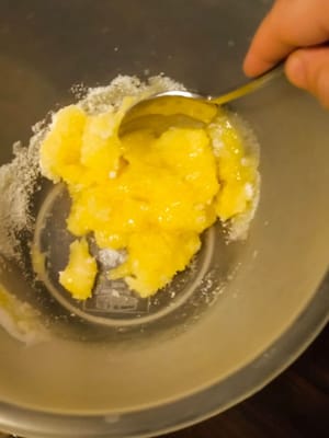 달걀 노른자에 설탕을 넣고 색이 옅어지고 걸쭉해질 때까지 휘저어 풍부하고 무스 같은 베이스를 만드세요.