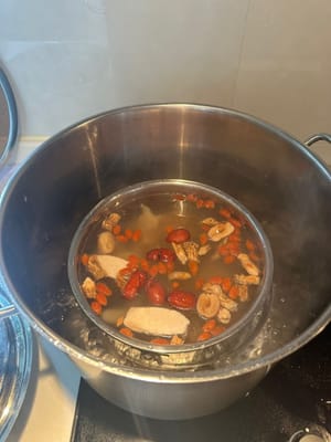 材料の上に1インチほど熱湯を注ぐ