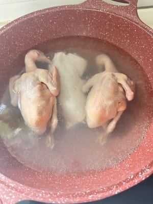 まず、鳩と赤身の肉を5分間湯通しする