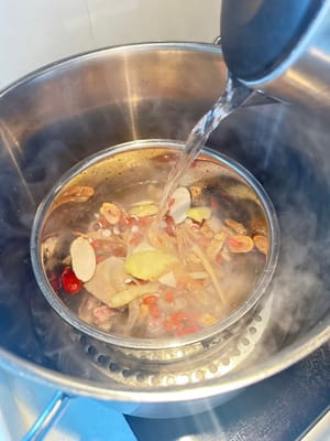 材料の上に1インチほど熱湯を注ぐ