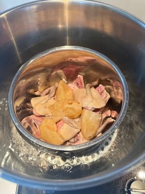 塩と白コショウ以外の材料をステンレス容器に入れ、さらに大きな鍋に入れて2度煮沸する。