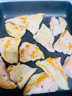Die Lachsstücke in eine Pfanne geben und bei mittlerer bis niedriger Hitze 3–4 Minuten goldbraun braten. Wenden und weitere 2–3 Minuten braten, bis der Fisch am Rand gar und in der Mitte hellrosa ist (passen Sie die Bratzeit Ihrem Geschmack an; für durchgegarte Lachsstücke 1 Minute länger braten).
