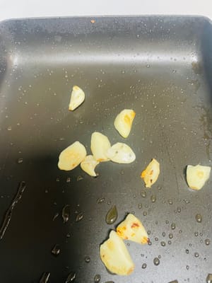 Eine Bratpfanne erhitzen, eine ordentliche Menge Olivenöl (oder Butter) hineingeben, Knoblauchscheiben hinzufügen und braten, bis sie duften, den Knoblauch entfernen und den Lachs hinzufügen.