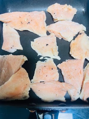 Die Lachsstücke in eine Pfanne geben und bei mittlerer bis niedriger Hitze 3–4 Minuten goldbraun braten. Wenden und weitere 2–3 Minuten braten, bis der Fisch am Rand gar und in der Mitte hellrosa ist (passen Sie die Bratzeit Ihrem Geschmack an; für durchgegarte Lachsstücke 1 Minute länger braten).