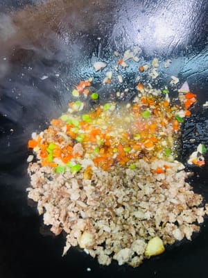 Anbraten, um das rote Öl freizusetzen: Einen Löffel Pixian-Chilibohnenpaste in die Mitte des Topfes geben, anbraten, bis das rote Öl austritt, dann gleichmäßig mit dem Hackfleisch anbraten und einen Löffel dunkle Sojasauce für die Farbe hinzufügen.