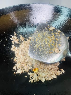 Für die Basisaromen anbraten: Öl in einer Pfanne bei schwacher Hitze erhitzen, zerdrückte Knoblauchzehen und Ingwerscheiben hinzufügen und anbraten, bis sie duften (für eine leichtere Konsistenz können Sie die Knoblauchzehen entfernen; ansonsten in der Pfanne lassen).

Hackfleisch hinzufügen und von beiden Seiten goldbraun anbraten, dabei das Fett auslassen. Einen kleinen Löffel weißen Pfeffer hinzufügen, dann einen Löffel Kochwein am Pfannenrand entlang träufeln und gleichmäßig braten.