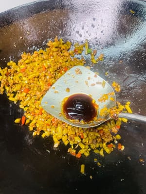 Eingelegte grüne Bohnen anbraten: Gehackte eingelegte grüne Bohnen hinzufügen und gleichmäßig anbraten. 1 Esslöffel helle Sojasauce, 1 Esslöffel Austernsauce, 1 Esslöffel Zucker zur Geschmacksverstärkung und 1 Esslöffel Salz nach Geschmack hinzufügen (vorher abschmecken und bei Bedarf mehr hinzufügen).