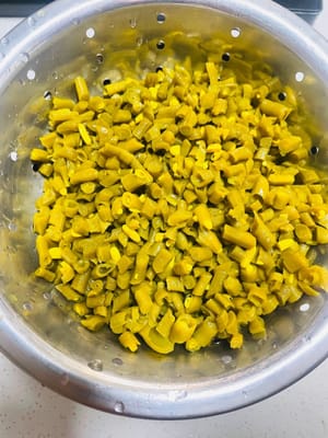 Die eingelegten grünen Bohnen waschen, fein hacken und abtropfen lassen.