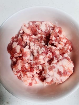 Fleischvorbereitung: Verwenden Sie Schweinefleisch mit einem guten Verhältnis von magerem Fleisch und Fett und hacken Sie es direkt.