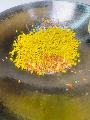 Eingelegte grüne Bohnen anbraten: Gehackte eingelegte grüne Bohnen hinzufügen und gleichmäßig anbraten. 1 Esslöffel helle Sojasauce, 1 Esslöffel Austernsauce, 1 Esslöffel Zucker zur Geschmacksverstärkung und 1 Esslöffel Salz nach Geschmack hinzufügen (vorher abschmecken und bei Bedarf mehr hinzufügen).