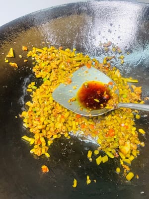 Eingelegte grüne Bohnen anbraten: Gehackte eingelegte grüne Bohnen hinzufügen und gleichmäßig anbraten. 1 Esslöffel helle Sojasauce, 1 Esslöffel Austernsauce, 1 Esslöffel Zucker zur Geschmacksverstärkung und 1 Esslöffel Salz nach Geschmack hinzufügen (vorher abschmecken und bei Bedarf mehr hinzufügen).