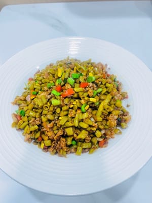 Fertigstellung: Zum Schluss die Knoblauchblätter hinzufügen und gleichmäßig anbraten. Dann ist es servierfertig!