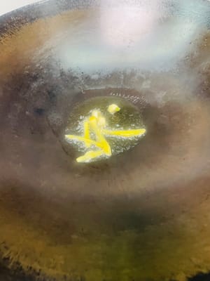 Für die Basisaromen anbraten: Öl in einer Pfanne bei schwacher Hitze erhitzen, zerdrückte Knoblauchzehen und Ingwerscheiben hinzufügen und anbraten, bis sie duften (für eine leichtere Konsistenz können Sie die Knoblauchzehen entfernen; ansonsten in der Pfanne lassen).

Hackfleisch hinzufügen und von beiden Seiten goldbraun anbraten, dabei das Fett auslassen. Einen kleinen Löffel weißen Pfeffer hinzufügen, dann einen Löffel Kochwein am Pfannenrand entlang träufeln und gleichmäßig braten.