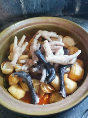 Y poner las patas de pollo