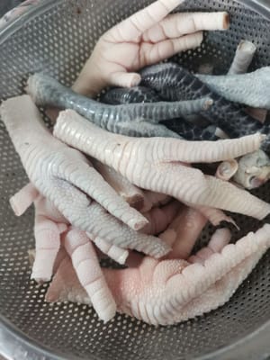 cortar las uñas de los pies del pollo y luego lavarlas bien.