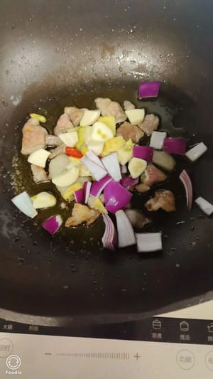 ใส่น้ำมันในกระทะ ตั้งไฟกลาง ใส่เนื้อหมูส่วนไหล่ลงไปผัดจนเหลืองเล็กน้อย ใส่ขิง ต้นหอม และกระเทียมลงไปผัดจนหอม จากนั้นใส่หอยเป๋าฮื้อลงไปผัดด้วยไฟแรงประมาณสองนาที