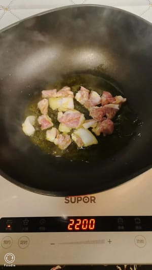 ใส่น้ำมันในกระทะ ตั้งไฟกลาง ใส่เนื้อหมูส่วนไหล่ลงไปผัดจนเหลืองเล็กน้อย ใส่ขิง ต้นหอม และกระเทียมลงไปผัดจนหอม จากนั้นใส่หอยเป๋าฮื้อลงไปผัดด้วยไฟแรงประมาณสองนาที